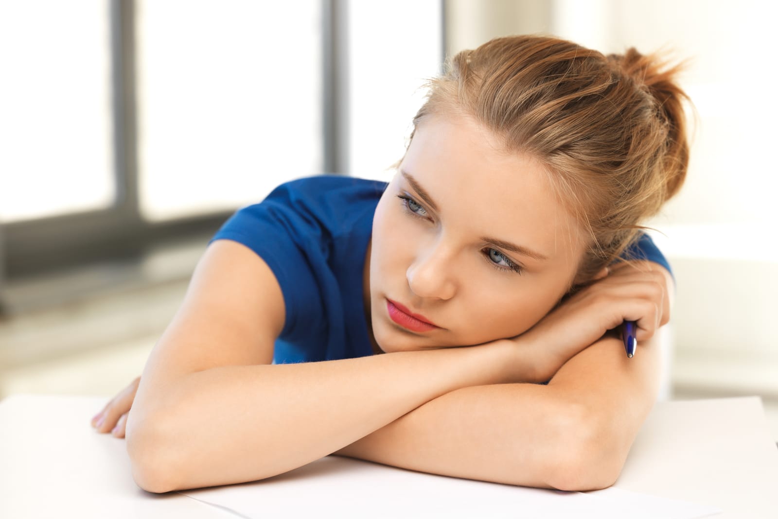 the sad blonde thinks at the table